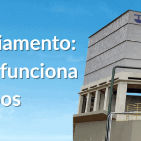 Torre de resfriamento industrial Torretelli removendo calor da água por resfriamento evaporativo